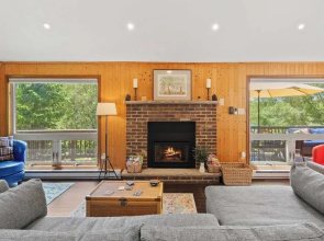Waterside Haven by Avantstay Lakefront, Hot Tub, Game Room, Fire Pit
