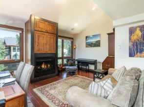 Walk To Festivals! Windows, Fireplace, Hot Tub 1 Bedroom Condo by RedAwning