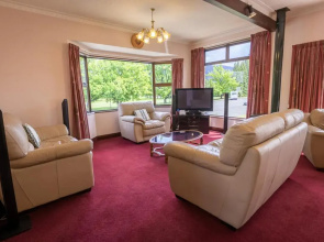 Redcliff House - Te Anau Holiday Home