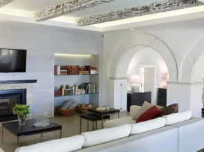 Luxurious 4 bedroom villa Xris with infinity pool and beach access