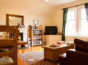 2 Bedroom Flat With Parking In Edinburgh