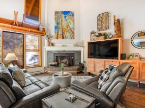 Remodeled and Oversized 2-bedroom Condo in West Keystone With Mountain Views, Pool, hot tub & Shuttle to Slopes!