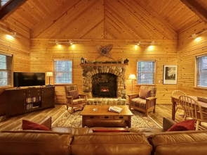 Chipmunk Lodge 2 Bedroom Home by NW Comfy Cabins by RedAwning