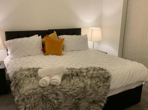 House- Sleeps 6 & Free Parking