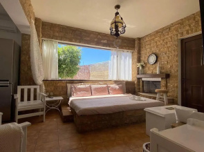 Evi's Afandou Suite - Vintage & Modern