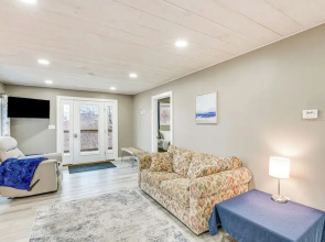 Cozy Maine Getaway: Covered Deck, Walk to Beach!