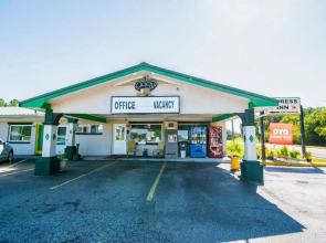 OYO Hotel Calhoun, GA I-75