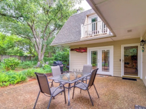 5 Mi to Pensacola Beach: Townhome w/ Yard!