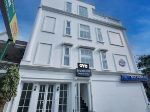 OYO Flagship 80590 Sky White House