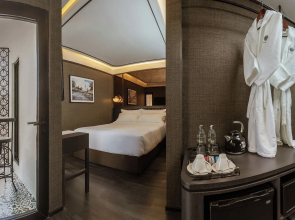 The Gravitique Hotel Khaosan