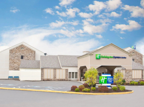 Holiday Inn Express Hotel & Suites Pittsburgh Airport by IHG