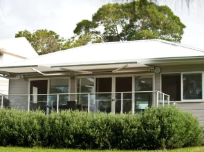 Wangi Lakehouse - renovated Lake Macquarie lakefront Location