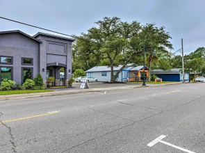 Downtown Ocean Springs Retreat: 1 Mi to Beach!