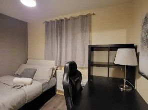 Lovely 4 Bedroom Home With Private Parking