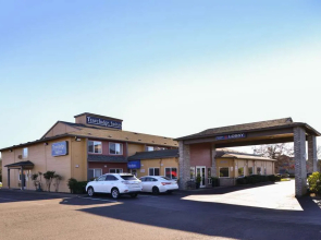 Newberg Travelodge Suites