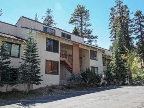 Discovery 4 104 Pet-Friendly Rustic Mountain Cabin, Close to Canyon Lodge by RedAwning