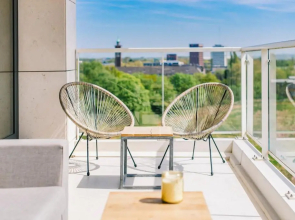 SHS HOMES-LUXE HIGHRISE, 2 BEDROOMS, KITCHEN, FREE PARKING, STUNNING VIEW, LARGE TARRASSE, WORKSPACE, Washer&Drider