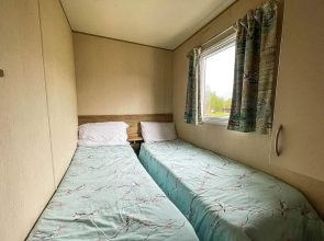 Caravansleeps8-hottub-fireplace-garden-patio