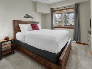 Newly Renovated Grizzly Lodge, Spacious 3BR 2BA with open pool, hot tub