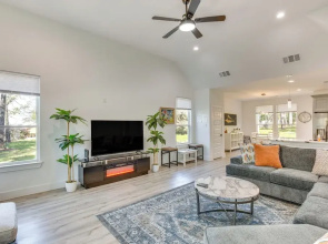Fire Pit + Grill: Lakeside Gun Barrel City Home!