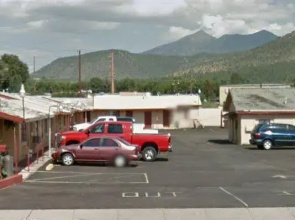 Pinecrest Inn & Suites