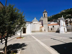 Drommire In Plassa E Clesia