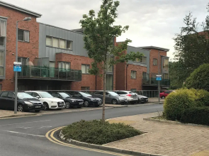 Central Dublin 2-bed Apartment -sleeps 5 & Parking