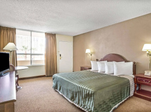 Travelodge Center Strip