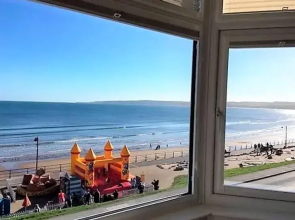 Seafront house with garden seating and stunning sea views!