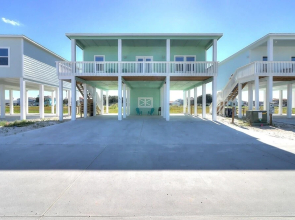 Reel Inn Relax 3 Bedroom Home by RedAwning