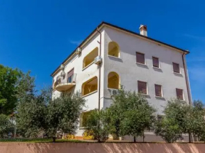 Amazing Apartment in Liznjan With Outdoor Swimming Pool, Wifi and 2 Bedrooms