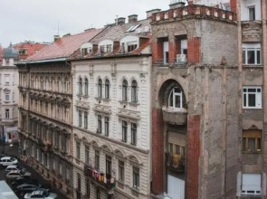 Modern 3 Br Apt with Balcony
