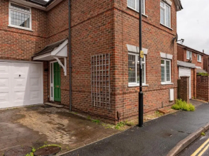 Luxury Southampton house with garden and parking