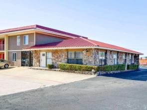 Econo Lodge Inn & Suites