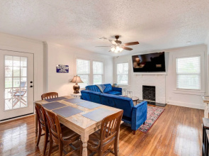 2 Mi to Magnolia Mkt: Cozy Retreat w/ Shared Yard