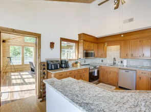 Blowing Rock Home w/ Hot Tub & Mountain-view Deck!