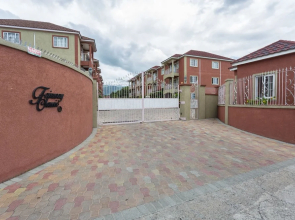 New Kingston Guest Apt at Fairway