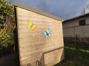 Relax huisje is een luxe huisje met een vaatwasser en zeer snel WIFI 5G en is voorzien van een nieuwe badkamer en keuken met een omheinde tuin met een eigen parkeerplaats