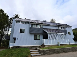 Waterville Valley Vacation Condo Close to Town Square and Free Shuttle to Ski Area! - Ss6v