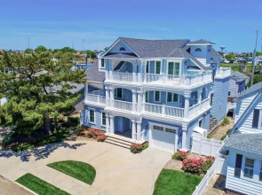 Spacious 6BR Beach Home With Elevator Decks - Ideal for Family Holidays Winter Escapes