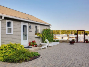 'heron Cottage' on Casco Bay w/ Deck & Boat Dock!