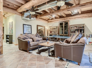 Platinum Mountain Home Getaway, Private Hot Tub, Nearby Outdoor Activities! 4 Bedroom Home by RedAwning