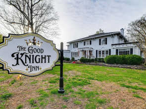 Historic Group Retreat w/ Seasonal Pool in Paducah