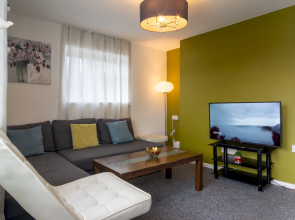 PickThePlace 3-bedroom Plymouth apartment