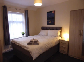 Modern 6-Bed-Groups-Contractors onsite Parking Vans-Cars