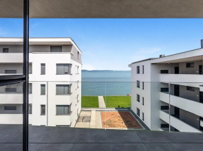 Lakefront Elegant Condo Lela
