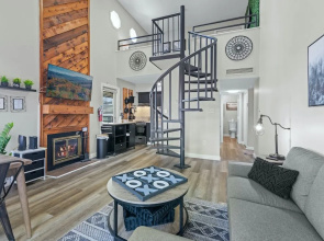 The Loft Picturesque Condo for 6 w/ Epic Views!