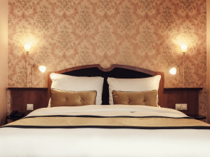 Carlton Square Hotel