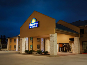 Days Inn & Suites by Wyndham Conroe North