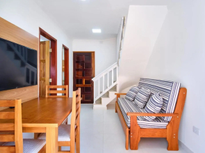 Apartamento com 02 dormitórios bem equipado com Ar condicionado - 100 metros da Praia